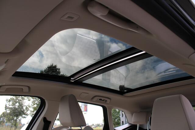 BMW 2-SERIE Active Tourer 218i Luxury Line Automaat / Panoramadak / Trekhaak / Sportstoelen / Achteruitrijcamera / Adaptieve LED / Stoelverwarming