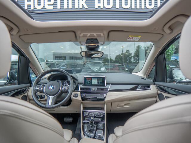 BMW 2-SERIE Active Tourer 220i High Executive | Pano | Afn trekhaak | Dealer onderhouden