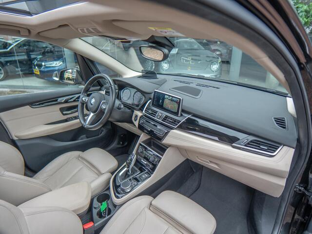 BMW 2-SERIE Active Tourer 220i High Executive | Pano | Afn trekhaak | Dealer onderhouden