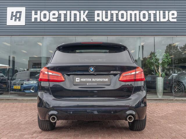 BMW 2-SERIE Active Tourer 220i High Executive | Pano | Afn trekhaak | Dealer onderhouden