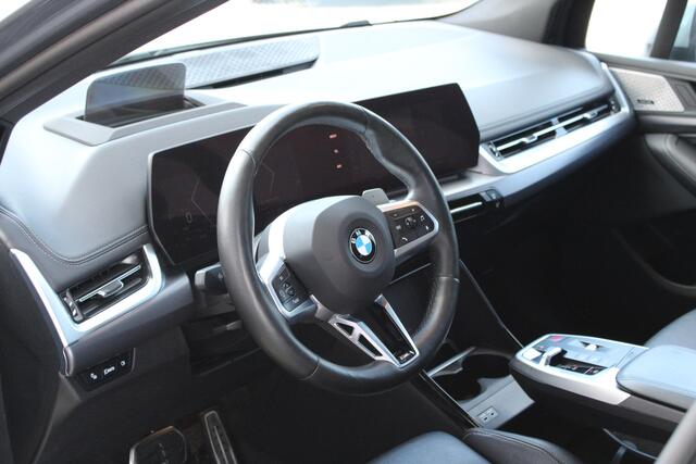BMW 2-SERIE Active Tourer 220i M Sport Automaat / Trekhaak / Panoramadak / Sportstoelen / Comfort Access / Head-Up / Harman-Kardon / Getint glas