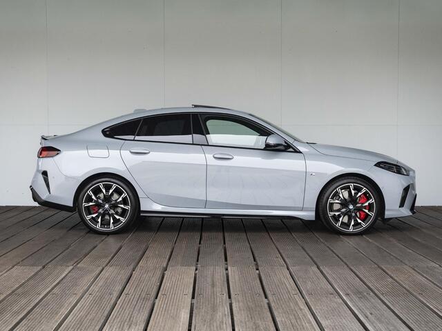 BMW 2-SERIE 220 Gran Coupe | M Sportpakket Pro | Comfort Access | Head Up Display | Harman Kardon | Driving Assistant Proffesional | Panoramadak | Stuurwielrand verwarmd | 19 inch