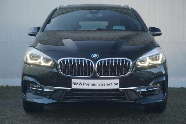 BMW 2-SERIE Active Tourer 218i | Luxury Line | Panoramadak | Head-Up Display | Verwarmde voorstoelen | Trekhaak