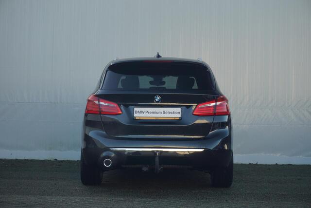 BMW 2-SERIE Active Tourer 218i | Luxury Line | Panoramadak | Head-Up Display | Verwarmde voorstoelen | Trekhaak