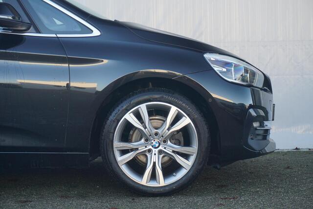 BMW 2-SERIE Active Tourer 218i | Luxury Line | Panoramadak | Head-Up Display | Verwarmde voorstoelen | Trekhaak