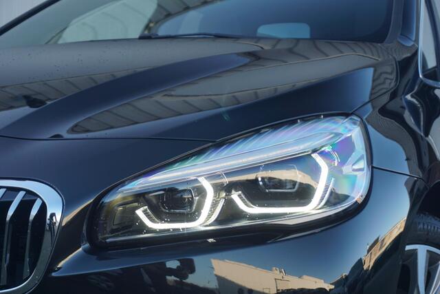 BMW 2-SERIE Active Tourer 218i | Luxury Line | Panoramadak | Head-Up Display | Verwarmde voorstoelen | Trekhaak