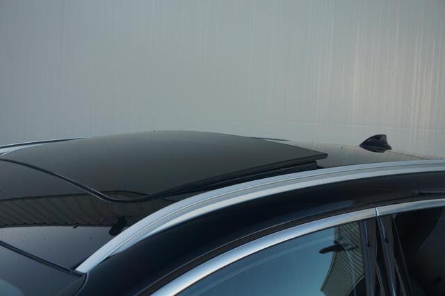 BMW 2-SERIE Active Tourer 218i | Luxury Line | Panoramadak | Head-Up Display | Verwarmde voorstoelen | Trekhaak