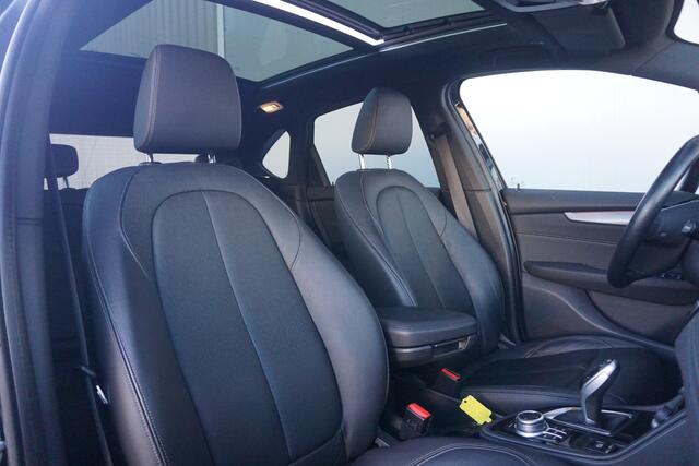BMW 2-SERIE Active Tourer 218i | Luxury Line | Panoramadak | Head-Up Display | Verwarmde voorstoelen | Trekhaak