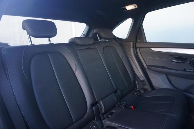 BMW 2-SERIE Active Tourer 218i | Luxury Line | Panoramadak | Head-Up Display | Verwarmde voorstoelen | Trekhaak