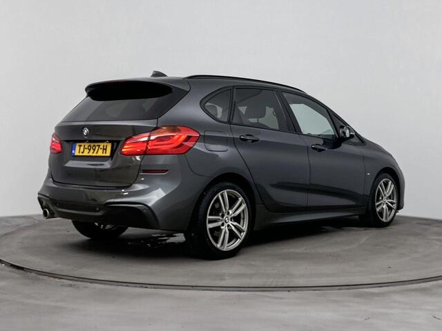 BMW 2-SERIE Active Tourer 218i 140Pk Executive Launch Edition | Navigatie | Achteruitrijcamera | Climate Control | Sportstoelen | Bluetooth Telefoonverbinding | Elektrisch Bedienbare Achterklep |