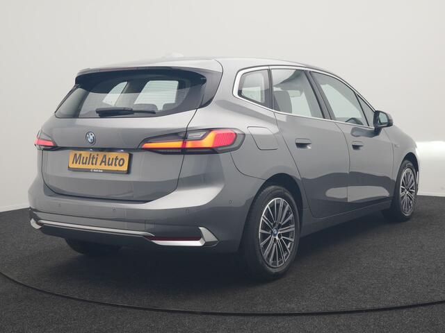 BMW 2-SERIE Active Tourer 225e xDrive Luxury Line PHEV 245pk Dealer O.H. | Trekhaak Af Fabriek | Adaptive Cruise | 360 Camera | Head Up | Lederen Sportstoelen Verwarmd | Sfeerverichting | Keyless | Blis | Apple Carplay | Widescreen Navi | DAB | Plug In Hybrid |