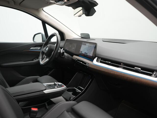 BMW 2-SERIE Active Tourer 225e xDrive Luxury Line PHEV 245pk Dealer O.H. | Trekhaak Af Fabriek | Adaptive Cruise | 360 Camera | Head Up | Lederen Sportstoelen Verwarmd | Sfeerverichting | Keyless | Blis | Apple Carplay | Widescreen Navi | DAB | Plug In Hybrid |