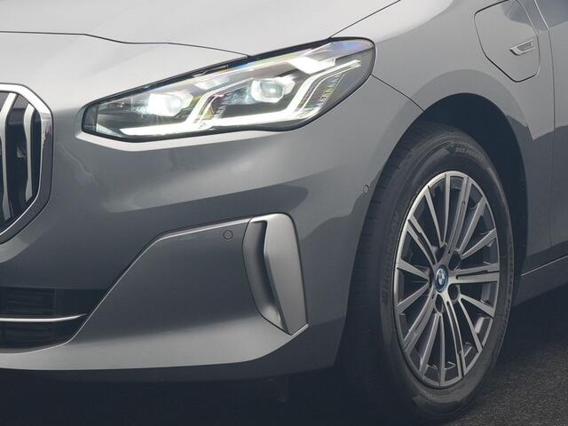 BMW 2-SERIE Active Tourer 225e xDrive Luxury Line PHEV 245pk Dealer O.H. | Trekhaak Af Fabriek | Adaptive Cruise | 360 Camera | Head Up | Lederen Sportstoelen Verwarmd | Sfeerverichting | Keyless | Blis | Apple Carplay | Widescreen Navi | DAB | Plug In Hybrid |