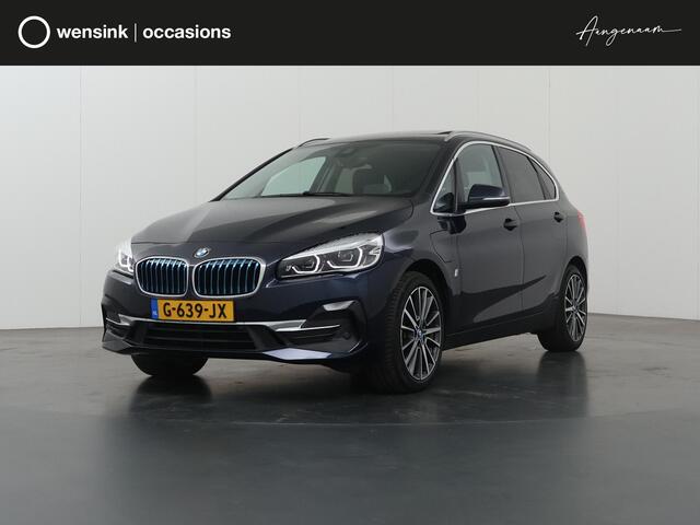 BMW 2-SERIE Active Tourer 225xe iPerformance High Executive | SOH 88% | HUD | Lederen Interieur | Navigatie | DAB | Parkeercamera | Stoelverwarming | Panoramadak | Harman/Kardon | LED | Elek. Achterklep |