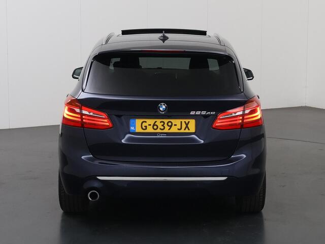 BMW 2-SERIE Active Tourer 225xe iPerformance High Executive | SOH 88% | HUD | Lederen Interieur | Navigatie | DAB | Parkeercamera | Stoelverwarming | Panoramadak | Harman/Kardon | LED | Elek. Achterklep |
