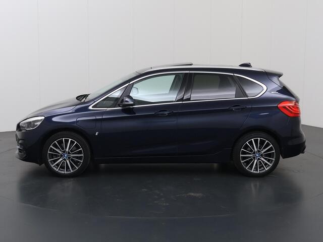 BMW 2-SERIE Active Tourer 225xe iPerformance High Executive | SOH 88% | HUD | Lederen Interieur | Navigatie | DAB | Parkeercamera | Stoelverwarming | Panoramadak | Harman/Kardon | LED | Elek. Achterklep |