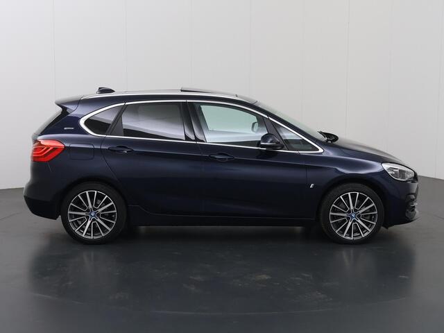 BMW 2-SERIE Active Tourer 225xe iPerformance High Executive | SOH 88% | HUD | Lederen Interieur | Navigatie | DAB | Parkeercamera | Stoelverwarming | Panoramadak | Harman/Kardon | LED | Elek. Achterklep |