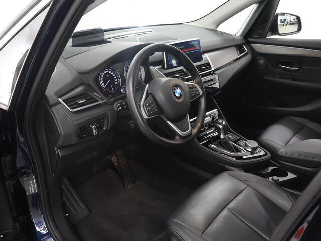 BMW 2-SERIE Active Tourer 225xe iPerformance High Executive | SOH 88% | HUD | Lederen Interieur | Navigatie | DAB | Parkeercamera | Stoelverwarming | Panoramadak | Harman/Kardon | LED | Elek. Achterklep |