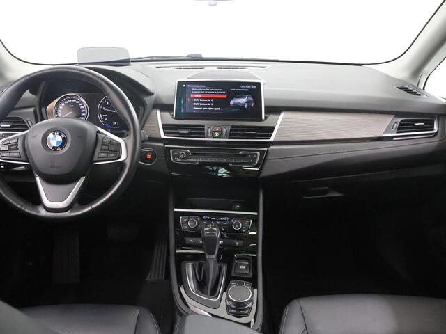 BMW 2-SERIE Active Tourer 225xe iPerformance High Executive | SOH 88% | HUD | Lederen Interieur | Navigatie | DAB | Parkeercamera | Stoelverwarming | Panoramadak | Harman/Kardon | LED | Elek. Achterklep |