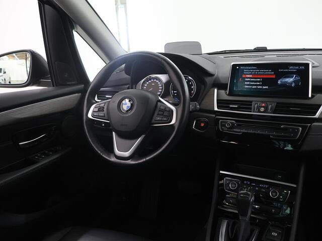 BMW 2-SERIE Active Tourer 225xe iPerformance High Executive | SOH 88% | HUD | Lederen Interieur | Navigatie | DAB | Parkeercamera | Stoelverwarming | Panoramadak | Harman/Kardon | LED | Elek. Achterklep |