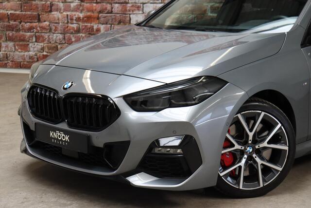 BMW 2-SERIE Gran Coupé 218i High Executive M Sport Pakket Automaat / Panoramadak / Live Cockpit Professional / Stoel- en stuurverwarming / Head-Up Display / Achteruitrijcamera / HiFi / Shadow Line / DAB / Cruise Control / Extra Getint Glas / 18 Inch / Climate Control