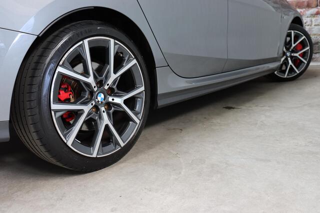 BMW 2-SERIE Gran Coupé 218i High Executive M Sport Pakket Automaat / Panoramadak / Live Cockpit Professional / Stoel- en stuurverwarming / Head-Up Display / Achteruitrijcamera / HiFi / Shadow Line / DAB / Cruise Control / Extra Getint Glas / 18 Inch / Climate Control