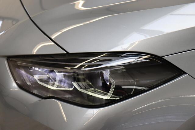 BMW 2-SERIE Gran Coupé 218i High Executive M Sport Pakket Automaat / Panoramadak / Live Cockpit Professional / Stoel- en stuurverwarming / Head-Up Display / Achteruitrijcamera / HiFi / Shadow Line / DAB / Cruise Control / Extra Getint Glas / 18 Inch / Climate Control