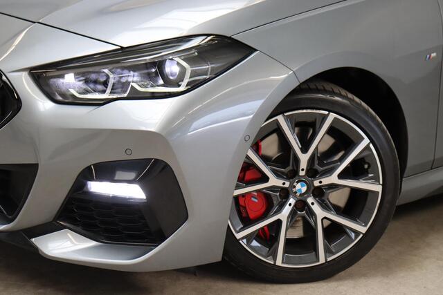 BMW 2-SERIE Gran Coupé 218i High Executive M Sport Pakket Automaat / Panoramadak / Live Cockpit Professional / Stoel- en stuurverwarming / Head-Up Display / Achteruitrijcamera / HiFi / Shadow Line / DAB / Cruise Control / Extra Getint Glas / 18 Inch / Climate Control
