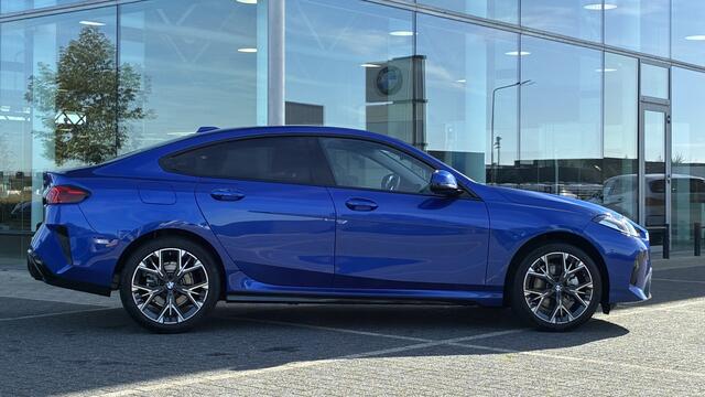 BMW 2-SERIE Gran Coupé 220 M Sport Automaat / Sportstoelen / Achteruitrijcamera / Stoelverwarming / Getint glas