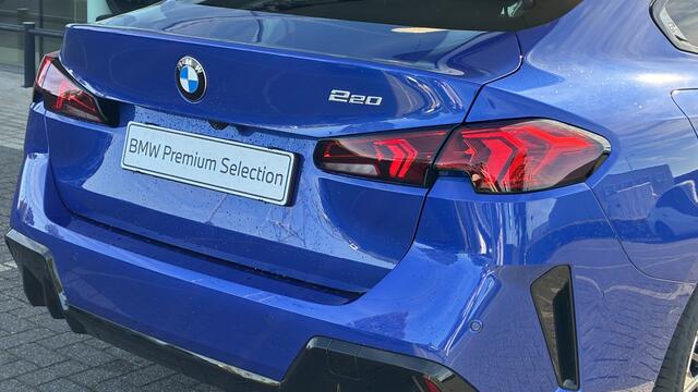 BMW 2-SERIE Gran Coupé 220 M Sport Automaat / Sportstoelen / Achteruitrijcamera / Stoelverwarming / Getint glas