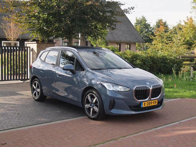 BMW 2-SERIE Active Tourer 225e xDrive | Panoramadak | Harman Kardon | Camera| Sfeerverlichting | NL-Auto |