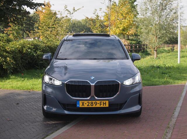 BMW 2-SERIE Active Tourer 225e xDrive | Panoramadak | Harman Kardon | Camera| Sfeerverlichting | NL-Auto |