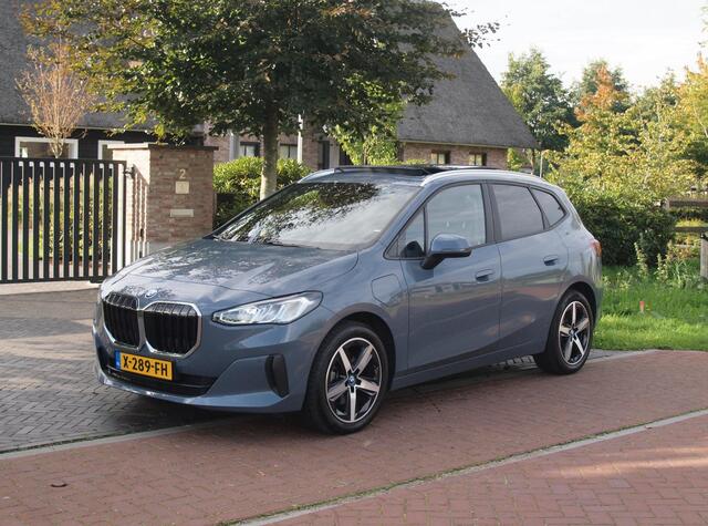 BMW 2-SERIE Active Tourer 225e xDrive | Panoramadak | Harman Kardon | Camera| Sfeerverlichting | NL-Auto |