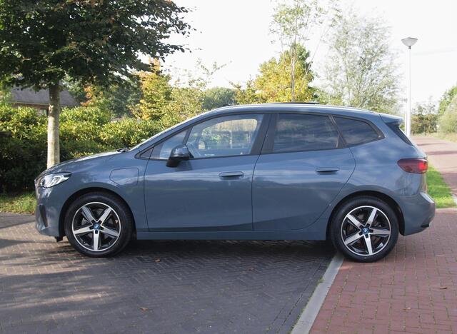 BMW 2-SERIE Active Tourer 225e xDrive | Panoramadak | Harman Kardon | Camera| Sfeerverlichting | NL-Auto |