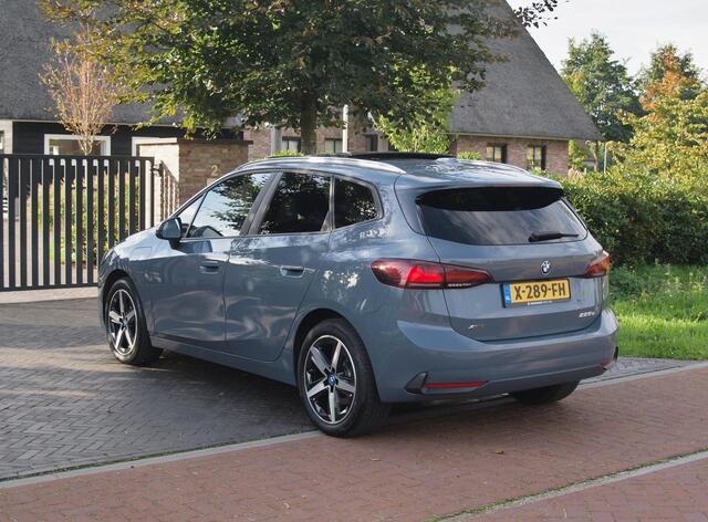 BMW 2-SERIE Active Tourer 225e xDrive | Panoramadak | Harman Kardon | Camera| Sfeerverlichting | NL-Auto |