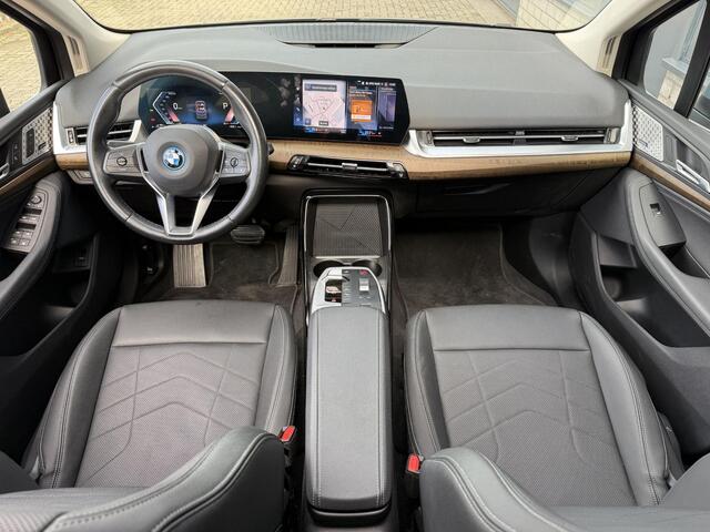 BMW 2-SERIE Active Tourer 225e xDrive Luxury Line 17"/Leder + memory/Panoramadak/Stoelmassage/Harman Kardon/Camera/Head-up/Apple Carplay & Android Auto