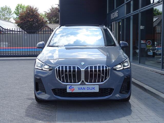 BMW 2-SERIE ACTIVE TOUR. 225e xDrive M Sport. Pano.Dak Head-Up Harman-Kardon Drive Ass. Innovation-pack Travel-pakket 19''LM Velgen