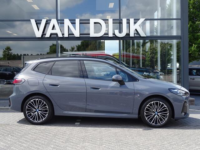 BMW 2-SERIE ACTIVE TOUR. 225e xDrive M Sport. Pano.Dak Head-Up Harman-Kardon Drive Ass. Innovation-pack Travel-pakket 19''LM Velgen