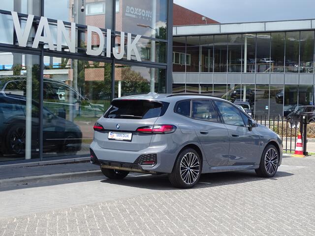 BMW 2-SERIE ACTIVE TOUR. 225e xDrive M Sport. Pano.Dak Head-Up Harman-Kardon Drive Ass. Innovation-pack Travel-pakket 19''LM Velgen