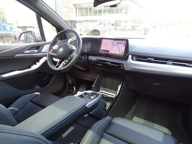 BMW 2-SERIE ACTIVE TOUR. 225e xDrive M Sport. Pano.Dak Head-Up Harman-Kardon Drive Ass. Innovation-pack Travel-pakket 19''LM Velgen