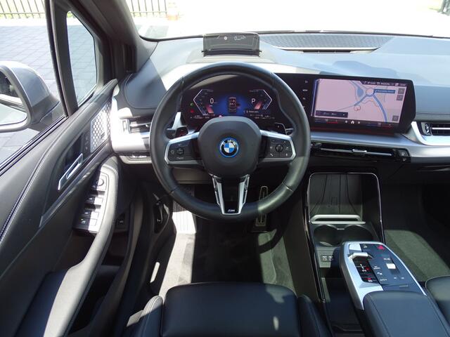 BMW 2-SERIE ACTIVE TOUR. 225e xDrive M Sport. Pano.Dak Head-Up Harman-Kardon Drive Ass. Innovation-pack Travel-pakket 19''LM Velgen