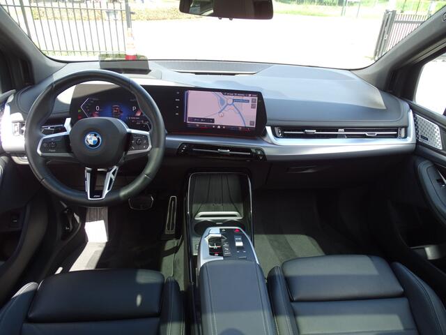 BMW 2-SERIE ACTIVE TOUR. 225e xDrive M Sport. Pano.Dak Head-Up Harman-Kardon Drive Ass. Innovation-pack Travel-pakket 19''LM Velgen