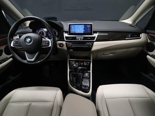 BMW 2-SERIE GRAN TOURER 218i High Executive Edition [HEAD-UP DISPLAY, NAVIGATIE, PDC V+A, STOELVERWARMING, CRUISE CONTROL, VOL LEDER, ELEKTRISCHE ACHTERKLEP, NIEUWSTAAT]