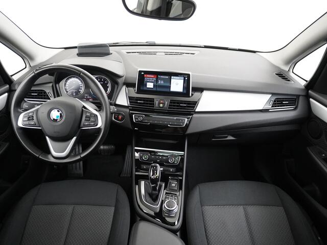 BMW 2-SERIE GRAN TOURER 218I 7-Persoons AUT-7 141pk Pano.dak Navi-Pro BMW-Digital-Key (via-GSM) Camera Head-Up Display Adap.Led Live Cockpit Plus PDC-a+v Afn.Trekhaak Cruise Control High Executive Edition WiFi Elek.Achterklep DAB HUD Regen-Lichtsensor Comfort Acces ConnectedDriv