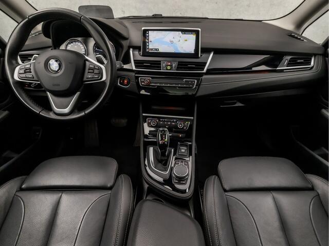 BMW 2-SERIE GRAN TOURER 220i Executive Sportline 192Pk Automaat (PANORAMADAK, GROOT NAVI, HEAD-UP DISPLAY, LEDEREN SPORTSTOELEN, SFEERVERLICHTING, LED KOPLAMPEN, ELEK ACHTERKLEP, NIEUWSTAAT)