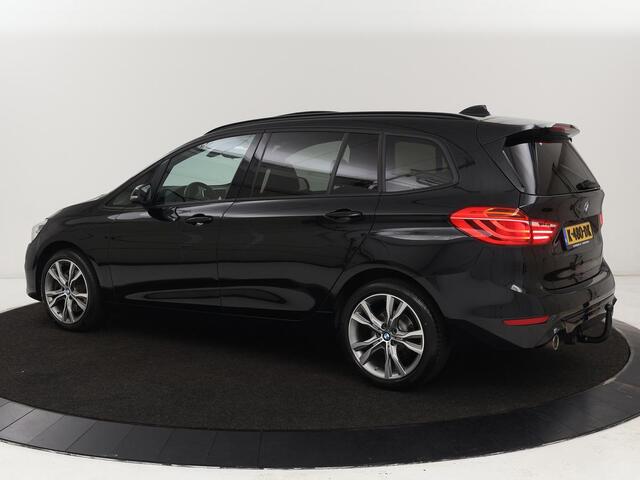 BMW 2-SERIE GRAN TOURER 220i 7-persoons High Executive Edition | Panoramadak | Leder | Stoelverwarming | Trekhaak | Head-Up | Camera | Sport Line | Sportstoelen | Navigatie | Full LED