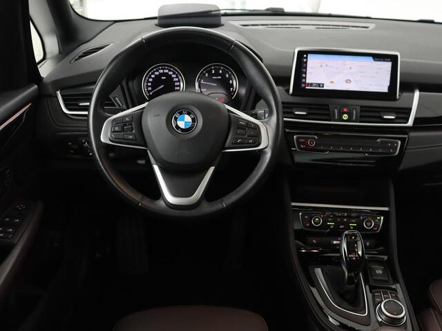 BMW 2-SERIE GRAN TOURER 220i 7-persoons High Executive Edition | Panoramadak | Leder | Stoelverwarming | Trekhaak | Head-Up | Camera | Sport Line | Sportstoelen | Navigatie | Full LED