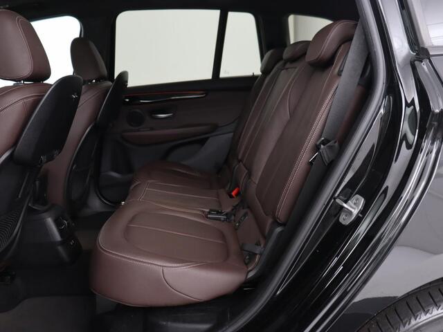 BMW 2-SERIE GRAN TOURER 220i 7-persoons High Executive Edition | Panoramadak | Leder | Stoelverwarming | Trekhaak | Head-Up | Camera | Sport Line | Sportstoelen | Navigatie | Full LED