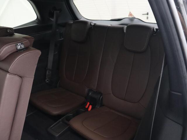 BMW 2-SERIE GRAN TOURER 220i 7-persoons High Executive Edition | Panoramadak | Leder | Stoelverwarming | Trekhaak | Head-Up | Camera | Sport Line | Sportstoelen | Navigatie | Full LED