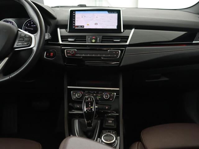 BMW 2-SERIE GRAN TOURER 220i 7-persoons High Executive Edition | Panoramadak | Leder | Stoelverwarming | Trekhaak | Head-Up | Camera | Sport Line | Sportstoelen | Navigatie | Full LED